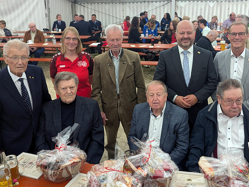 Die Ehrung der Gr&uuml;ndungsmitglieder als H&ouml;hepunkt des Festakts: Ehrenvorstand Manfred Kestler, Vorstandsmitglied Bianca von Gregory, Thomas K&ouml;hler, Schirmherr Holger Dremel und Erster B&uuml;rgermeister Wolfgang Desel (stehend v.l.); Kilian M&ouml;hrlein, Alfred Wieshuber und Fritz Linsner (sitzend v.l.).