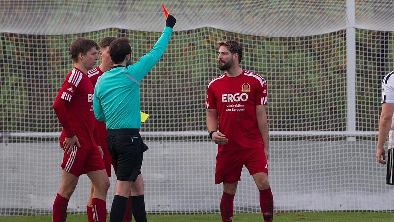 In der Schlussphase kam Farbe ins Spiel zwischen dem VfR Johannisthal und dem DJK-SV Neufang. Nach einer Notbremse zeigte Schiedsrichter Maximilian Scheumann zunächst Roman Grycak die Rote Karte. Dann zeigte er Hendrik Wilke (Foto) ebenfalls Rot u... In der Schlussphase kam Farbe ins Spiel zwischen dem VfR Johannisthal und dem DJK-SV Neufang. Nach einer Notbremse zeigte Schiedsrichter Maximilian Scheumann zunächst Roman Grycak die Rote Karte. Dann zeigte er Hendrik Wilke (Foto) ebenfalls Rot u...