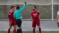 In der Schlussphase kam Farbe ins Spiel zwischen dem VfR Johannisthal und dem DJK-SV Neufang. Nach einer Notbremse zeigte Schiedsrichter Maximilian Scheumann zunächst Roman Grycak die Rote Karte. Dann zeigte er Hendrik Wilke (Foto) ebenfalls Rot u...