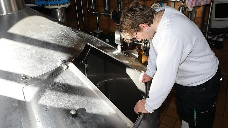 Der Blick in den Sudkessel kann die Frage nach dem Rekord nicht beantworten. Aber für Braumeister Matthias Witzgall in Schlammersdorf zählt eigentlich nur eines: Ein perfektes Bier zu brauen.Forchheim & Fränkische Schweiz Der Blick in den Sudkessel kann die Frage nach dem Rekord nicht beantworten. Aber für Braumeister Matthias Witzgall in Schlammersdorf zählt eigentlich nur eines: Ein perfektes Bier zu brauen.Forchheim & Fränkische Schweiz