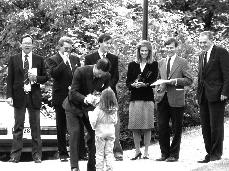 Charles zu Besuch in Oberfranken: Im Coburger Land besuchte er 1987 sowohl Schloss Ehrenburg (Coburg) als auch Schloss Rosenau (Rödental). Die damals vierjährige Cessrin Hummel durfte ihm ein Sträußchen überreichen.