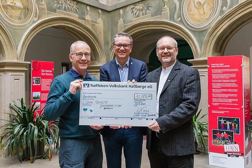 Matthias Dietz und  Reinhold Nastvogel haben eine Spende von 10.000 Euro an Pater Staufer (Direktor der Salesianer Don Boscos) übergeben.
