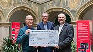 Matthias Dietz und  Reinhold Nastvogel haben eine Spende von 10.000 Euro an Pater Staufer (Direktor der Salesianer Don Boscos) übergeben.