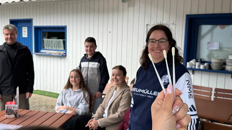 Die erste DKMS-Registrierungsaktion auf dem Vereinsgel&auml;nde des ASV Weisendorf: Sonja Gl&uuml;ck hat die Initiative gestartet.