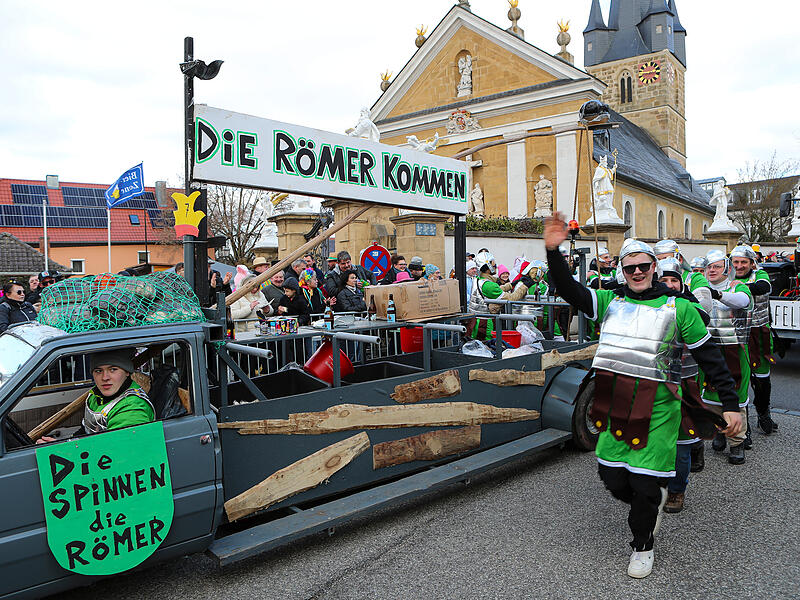 Sonnenschein und gute Laune: Der Faschingsumzug in Memmelsdorf begeistert die Massen.