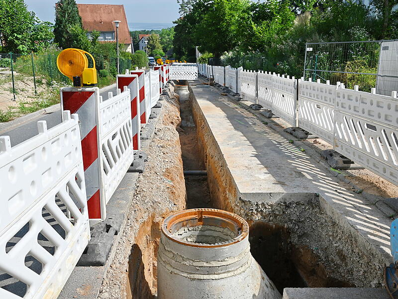 In der 80 Meter langen Baustelle auf der Kreisstra&szlig;e in Br&auml;uningshof werden vom Grundst&uuml;ck bis zum n&auml;chsten Anschlie&szlig;ungspunkt  Kanal- und Wasserleitungen gelegt.