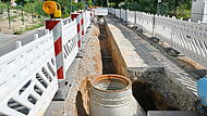In der 80 Meter langen Baustelle auf der Kreisstra&szlig;e in Br&auml;uningshof werden vom Grundst&uuml;ck bis zum n&auml;chsten Anschlie&szlig;ungspunkt  Kanal- und Wasserleitungen gelegt.