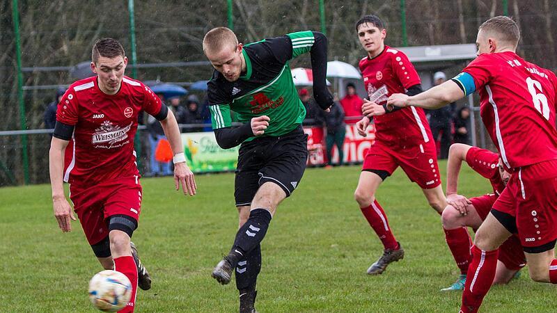 Steve Sch&ouml;n (gr&uuml;nes Trikot) und der SV Wolfers-/Neuengr&uuml;n haben den Relegationsrang 2 in der Kreisklasse 4 bereits sicher.
