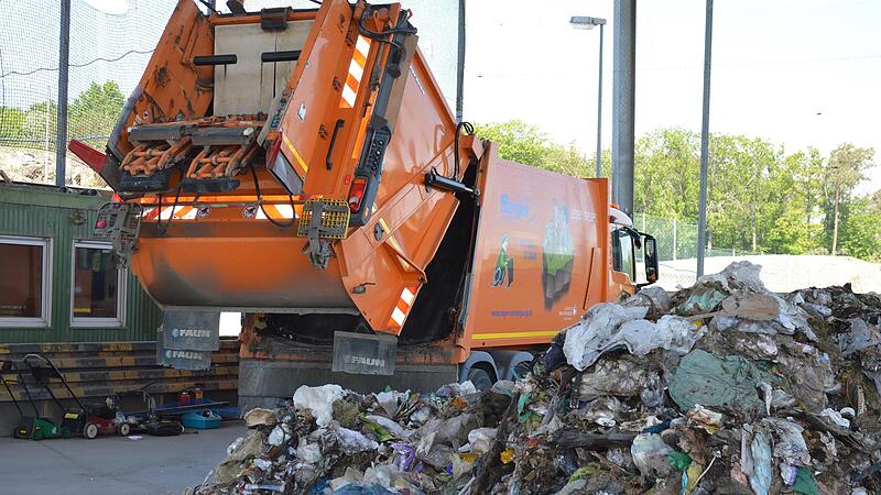 Die Müllgebühren des Landkreises steigen zum 1. Januar 2024 an. Unser Bild zeigt die Umladestation auf der Kreismülldeponie bei Wirmsthal. Die Müllgebühren des Landkreises steigen zum 1. Januar 2024 an. Unser Bild zeigt die Umladestation auf der Kreismülldeponie bei Wirmsthal.