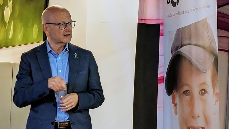 Professor Dr. med. Paul-Gerhardt Schlegel, Leiter des Schwerpunkts pädiatrische Hämatologie, Onkologie und Stammzelltransplantation an der Universitätsklinik Würzburg, bei seinem Vortrag.