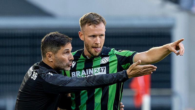Ab nach Amerika! Cedric Teuchert (rechts) gibt seinem Trainer Stefan Leitl (Hannover 96) die Richtung vor.