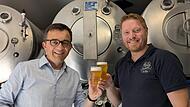 Mit seiner Kreation &bdquo;Der Musiker&ldquo; will Rob Smith (rechts) seine Landsleute beim neunten Bavarian Beer Festival f&uuml;r fr&auml;nkisches Bier begeistern. Der Vorsitzenden des F&ouml;rderkreises Bingham-Wallenfels, Jens Korn, ist nach einer ersten Bierprobe siche...