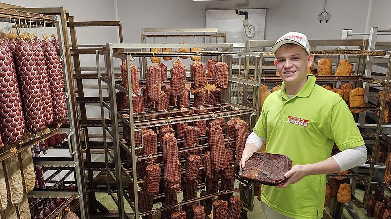 Metzgermeister Linus Fuchs präsentiert stolz seine Produkte.
