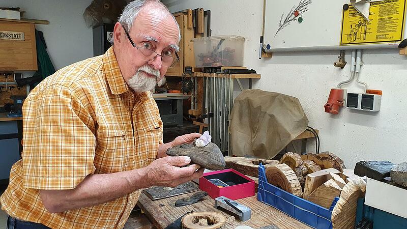In seiner Werkstatt fertigt Wilfried Auer seine Skulpturen aus Stein und Holz in m&uuml;hsamer Handarbeit an.