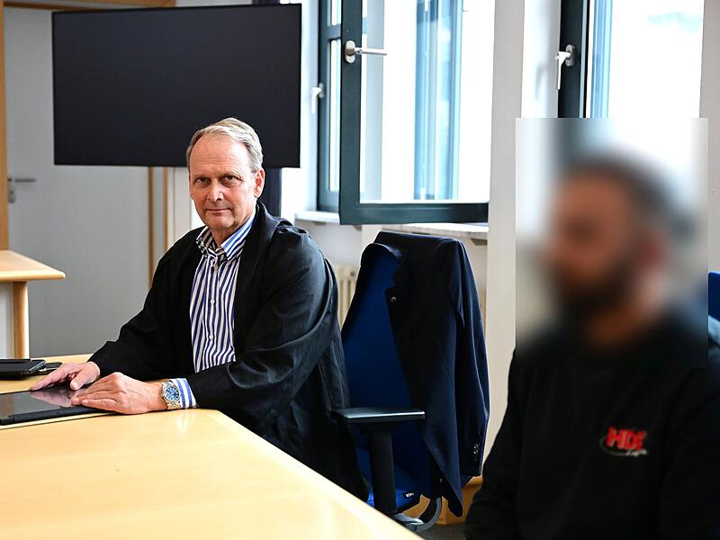 Amtsgericht Bamberg Gefälschte Sprachzertifikate Afghanen Rechtsanwalt Jochen Kaller aus Bamberg und sein Mandant kurz vor Prozessbeginn