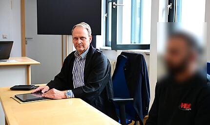 Rechtsanwalt Jochen Kaller aus Bamberg und sein Mandant kurz vor Prozessbeginn