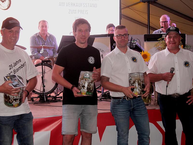 Vorsitzender Michael Weidner zollte den Autoren des Jubiläumsbuches Matthias Huppmann, Alexander Precht und Thilo Huppmann (von rechts) besondere Anerkennung und überreichte ein Geschenk.