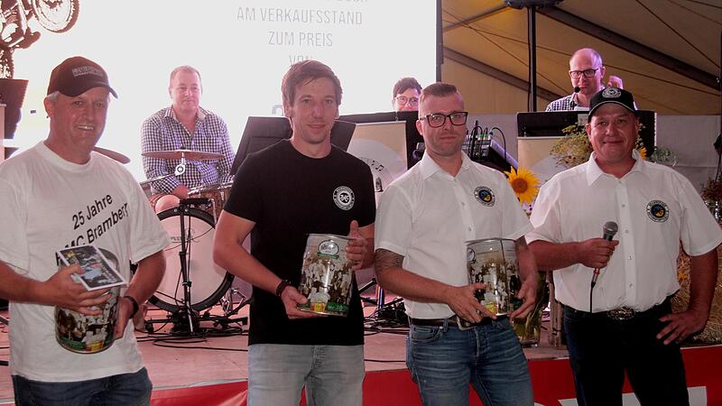 Vorsitzender Michael Weidner zollte den Autoren des Jubil&auml;umsbuches Matthias Huppmann, Alexander Precht und Thilo Huppmann (von rechts) besondere Anerkennung und &uuml;berreichte ein Geschenk.