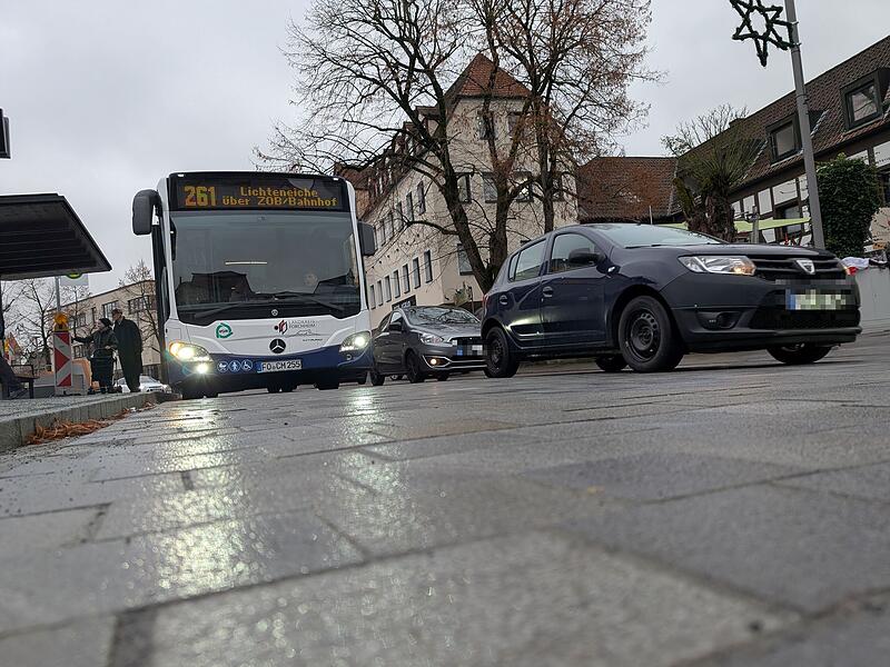 Parken Paradeplatz ForchheimForchheim & Fränkische Schweiz Vor allem an den Bushaltestellen geht es eng zu.