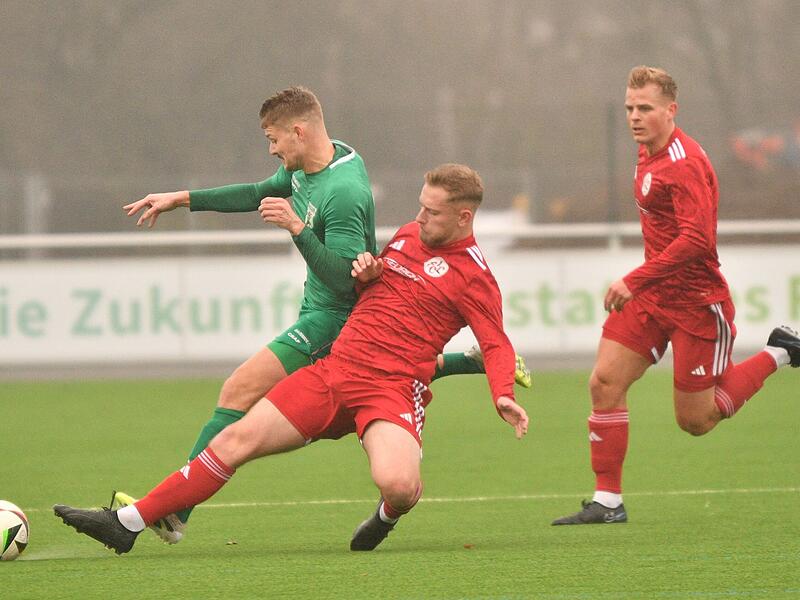 Im richtigen Moment spitzelt der Lichtenfelser Hannes Reichel (rechts) den Ball vom Fuß des Großbardorfers Jannik Göller.