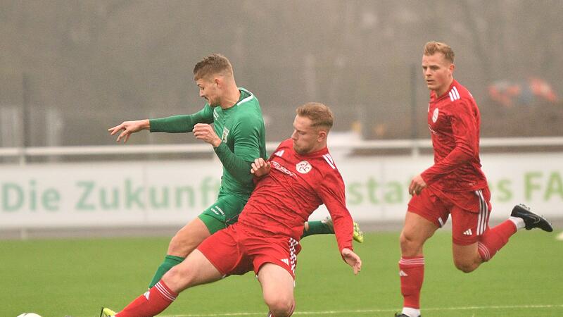 Im richtigen Moment spitzelt der Lichtenfelser Hannes Reichel (rechts) den Ball vom Fuß des Großbardorfers Jannik Göller.