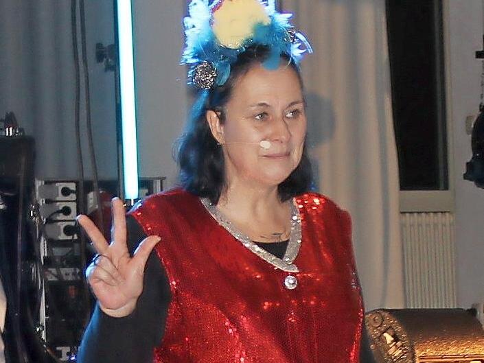 Ines Procter fegte als bekannte Putzfraa durch die Halle.