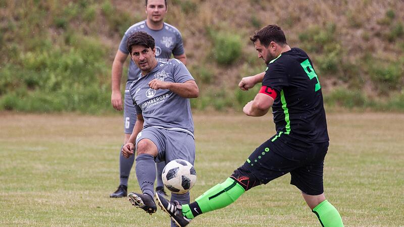 23 Mal lief Altan Y&uuml;r&uuml;k (graues Trikot) in dieser Saison als Spielertrainer des FC Unter-/Oberrodach in der Kreisklasse 4 auf. Dabei gelang ihm ein Treffer.