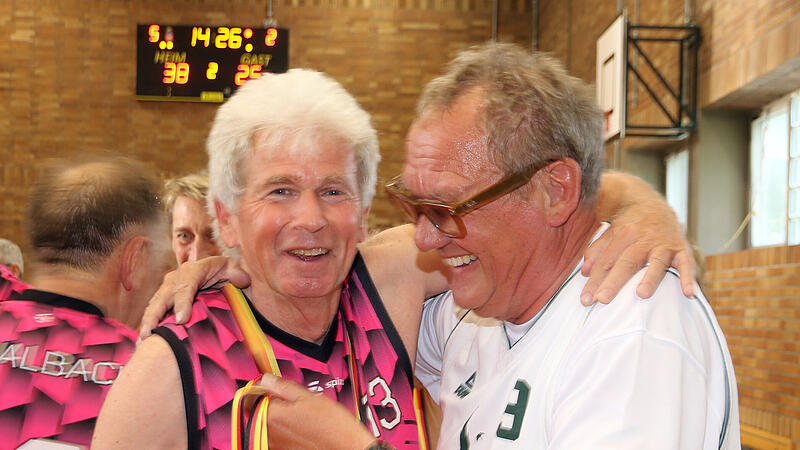Basketball-Silber als 66-J&auml;hriger: Die Medaillen-&Uuml;bergabe durch Turnier-Chef Uwe Horn war f&uuml;r Bertram Wagner ein ganz besonderer Moment.