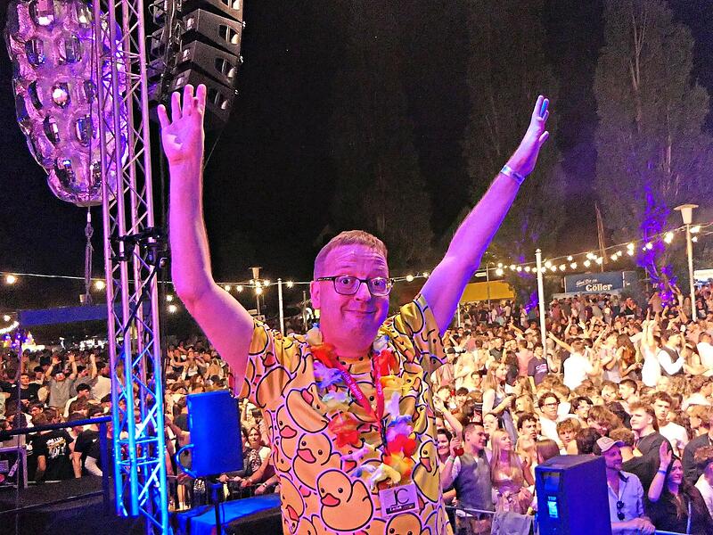 Ente gut, alles gut: Unser Reporter sorgte bei seinem Auftritt mit der Münchner Partyband „7 Promille“ für Stimmung auf der Bühne des Altmain-Weinfestes. Ente gut, alles gut: Unser Reporter sorgte bei seinem Auftritt mit der Münchner Partyband „7 Promille“ für Stimmung auf der Bühne des Altmain-Weinfestes.