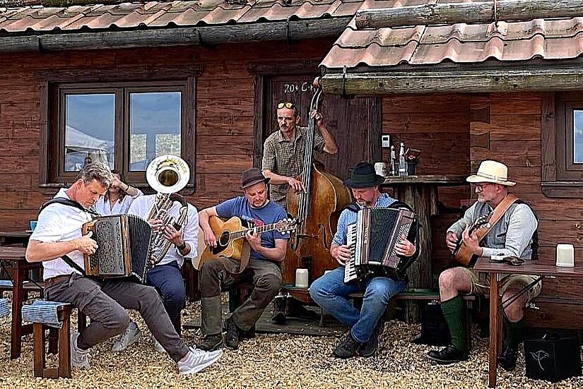 Die Volksmusik-Dozenten vor der Gem&uuml;ndener H&uuml;tte.