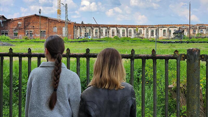 Ein Ort für die Jugend soll im ehemaligen Lokschuppen an der Coburger Straße entstehen – ein „Lokbeach“. Arbeiter haben Büsche gerodet und Wege angelegt. Geht hier diesmal wirklich etwas voran?