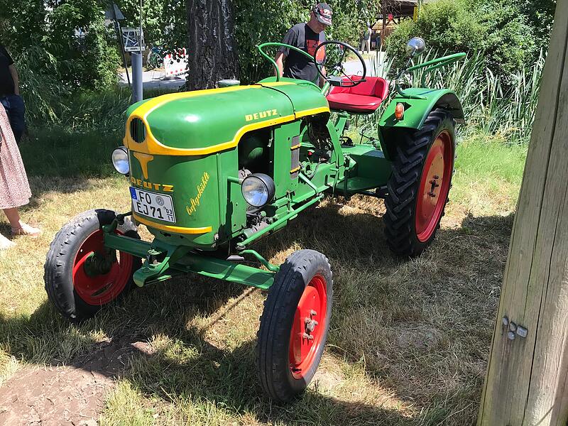 1000 Jahre Ailsbach: Die Oldtimer gl&auml;nzten und tuckerten um die Wette