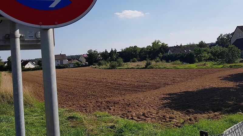 Das Gebiet Hofäcker in Kleinsendelbach direkt neben der Bundesstraße ist seit 2008 als potenzielles Baugebiet im Gespräch.Forchheim & Fränkische Schweiz Das Gebiet Hofäcker in Kleinsendelbach direkt neben der Bundesstraße ist seit 2008 als potenzielles Baugebiet im Gespräch.Forchheim & Fränkische Schweiz