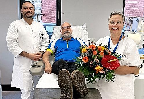30 Jahre nach seinem „ersten Mal“ wurde Karl-Heinrich Burger für sein treues Engagement geehrt: Bei der 614. Spende überreichten Emad Al Moussa und Petra Fischer vom Blutspendeteam dem Jubilar einen bunten Blumenstrauß.