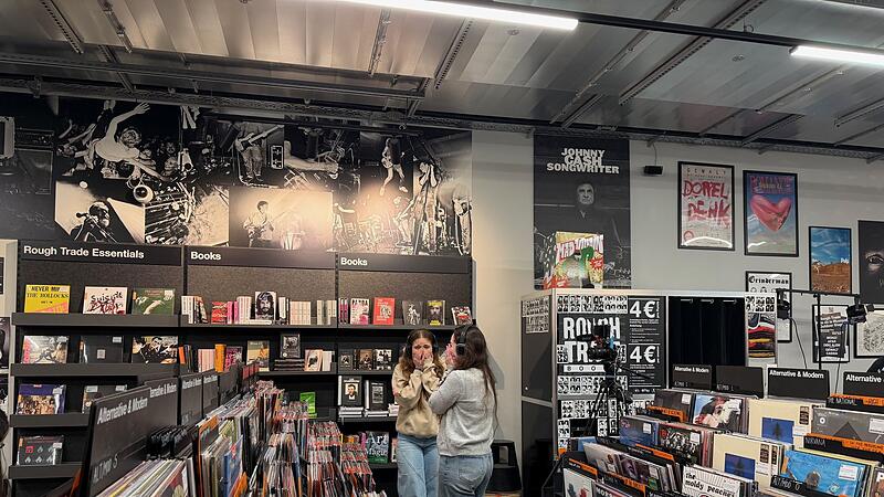 Fans h&ouml;ren neue Single von Harry Styles
