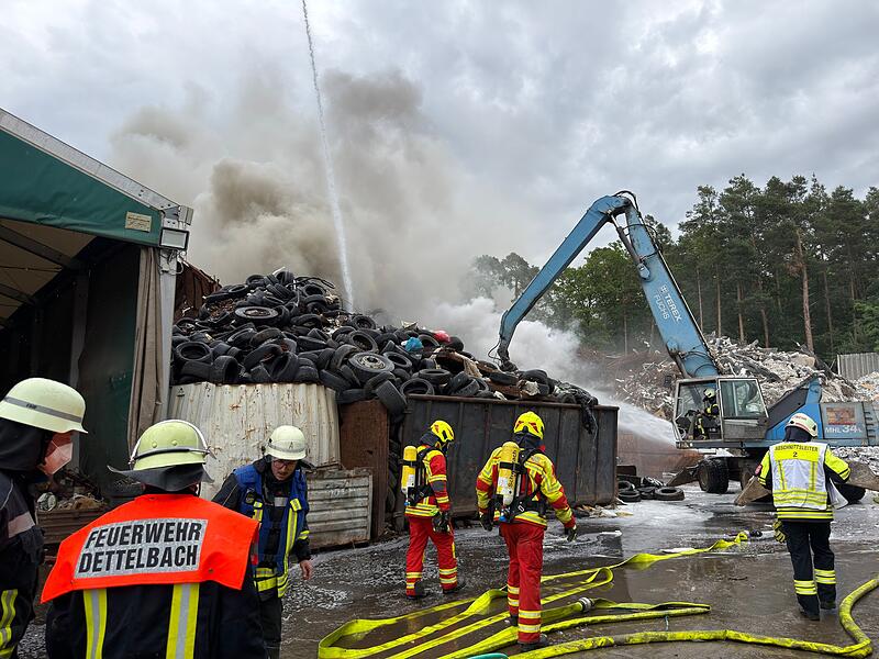 Brand bei Entsorgungsfirma - Behörden warnen Anwohner Brand bei Entsorgungsfirma - Behörden warnen Anwohner