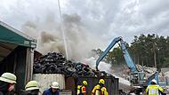 Brand bei Entsorgungsfirma - Behörden warnen Anwohner Brand bei Entsorgungsfirma - Behörden warnen Anwohner