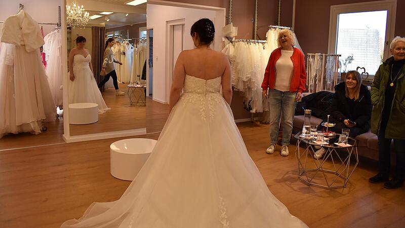 Schulterfrei oder mit Spitze? Oder beides? Die Wahl f&auml;llt schwer.Forchheim & Fr&auml;nkische Schweiz