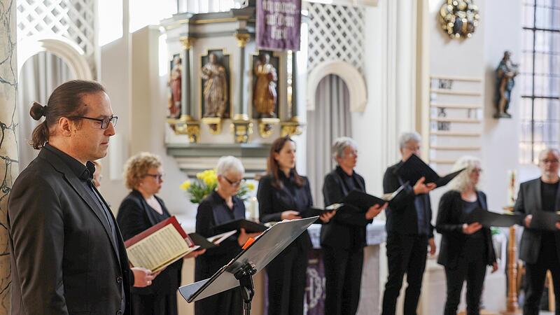 Eine bemerkenswerte Leistung erbrachte  Solist  Reiner Bittermann aus Schwabach (links). Der  Tenor hatte die Rolle des Evangelisten &uuml;bernommen und erz&auml;hlte im Wechsel mit dem Vokalensemble einf&uuml;hlsam die Passionsgeschichte.