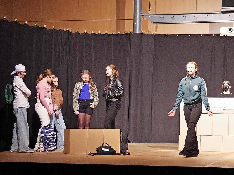 Was tun, wenn d&uuml;stere Gedanken und Selbstzweifel dominieren? Die Theatergruppe der RS I machte dies an zwei bewegenden Theaterabenden zum Thema.