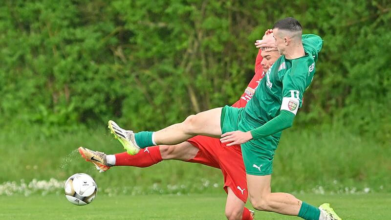 BSV-Spielführer Christian Rzonsa (l.) im Zweikampf mit Lucas EisgrubForchheim & Fränkische Schweiz