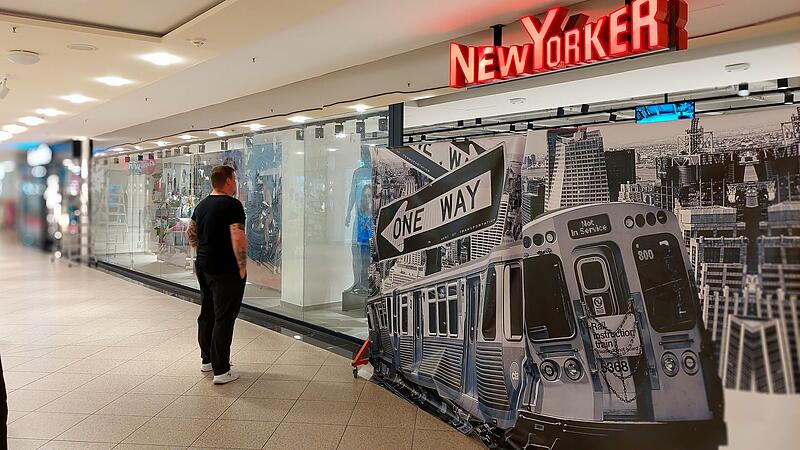 Erste Passanten blicken schon neugierig durch die Schaufenster der neuen New Yorker Filiale im Ertl Shopping.