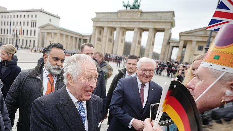 K&ouml;nig Charles III. von Gro&szlig;britannien begr&uuml;&szlig;t neben Bundespr&auml;sident Frank-Walter Steinmeier am Brandenburger Tor  die Fans.