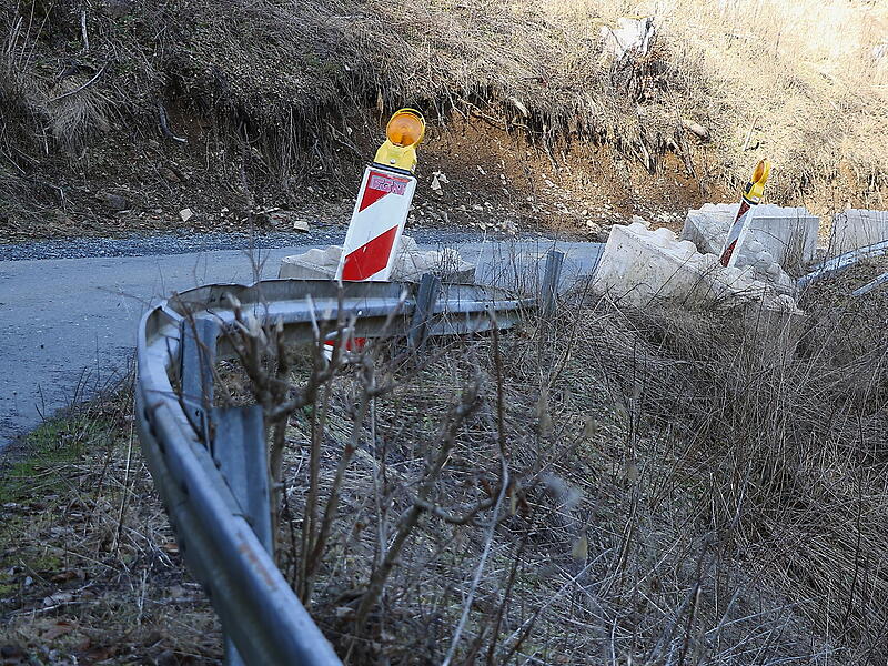 Triebenreuth-Seifersreuth: Seit drei Jahren ist die Ortsverbindungsstra&szlig;e halbspurig gesperrt. Sie k&ouml;nnte den Hang hinabst&uuml;rzen.
