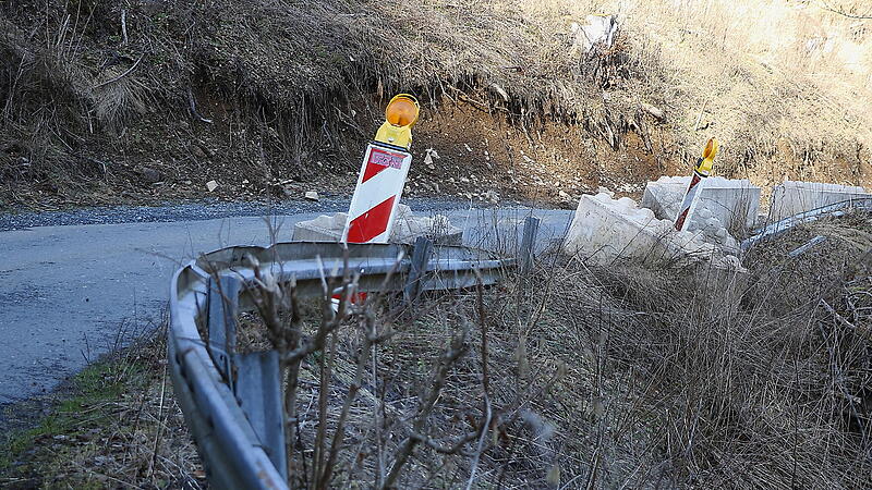 Triebenreuth-Seifersreuth: Seit drei Jahren ist die Ortsverbindungsstra&szlig;e halbspurig gesperrt. Sie k&ouml;nnte den Hang hinabst&uuml;rzen.