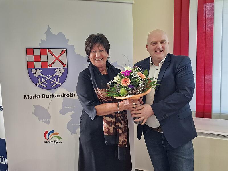 Silvia Metz (CSU) bleibt zweite Bürgermeisterin des Markts Burkardroth. Bürgermeister Daniel Wehner überreicht ihr einen Blumenstrauß. Silvia Metz (CSU) bleibt zweite Bürgermeisterin des Markts Burkardroth. Bürgermeister Daniel Wehner überreicht ihr einen Blumenstrauß.