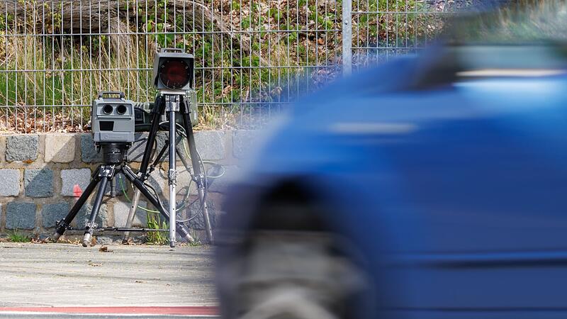 Ein System zur Geschwindigkeitsmessung steht am Stra&szlig;enrand