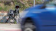Ein System zur Geschwindigkeitsmessung steht am Straßenrand Ein System zur Geschwindigkeitsmessung steht am Straßenrand