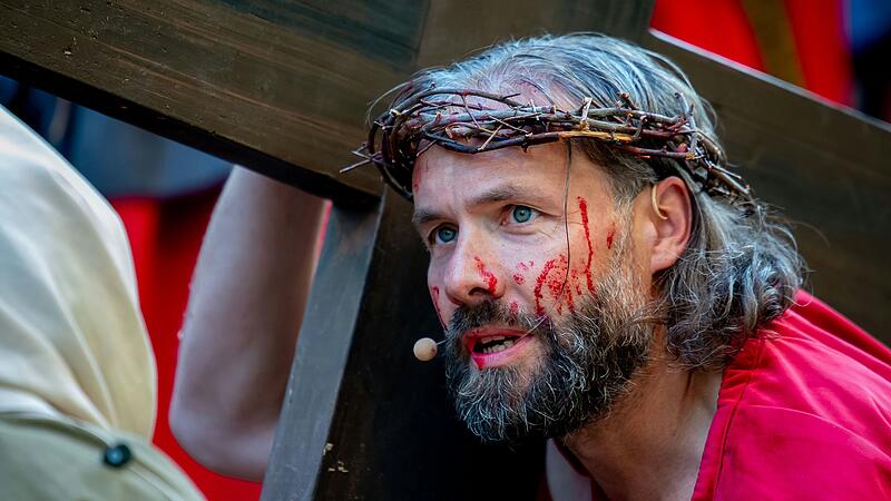 Bei den Fränkischen Passionsspielen Sömmersdorf, hier beim Kreuzweg Jesu (Tobias Garbe mit Doris Pfister als Veronika), werden in 18 Vorstellungen 35.000 Zuschauerinnen und Zuschauer erwartet. Bei den Fränkischen Passionsspielen Sömmersdorf, hier beim Kreuzweg Jesu (Tobias Garbe mit Doris Pfister als Veronika), werden in 18 Vorstellungen 35.000 Zuschauerinnen und Zuschauer erwartet.