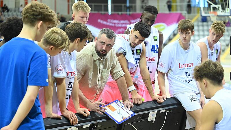 Headcoach Patrick Seidel bei einer Auszeit.
